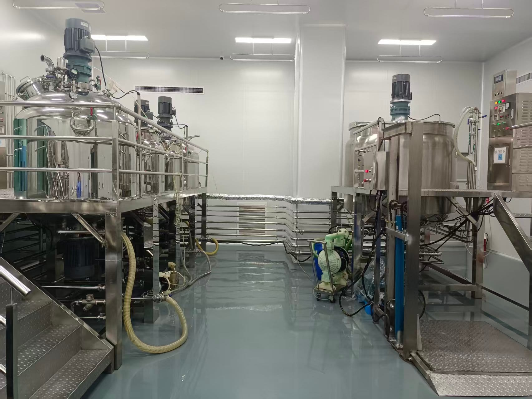 2-tonne mixing and blending tanks for semi-finished and bulk batches